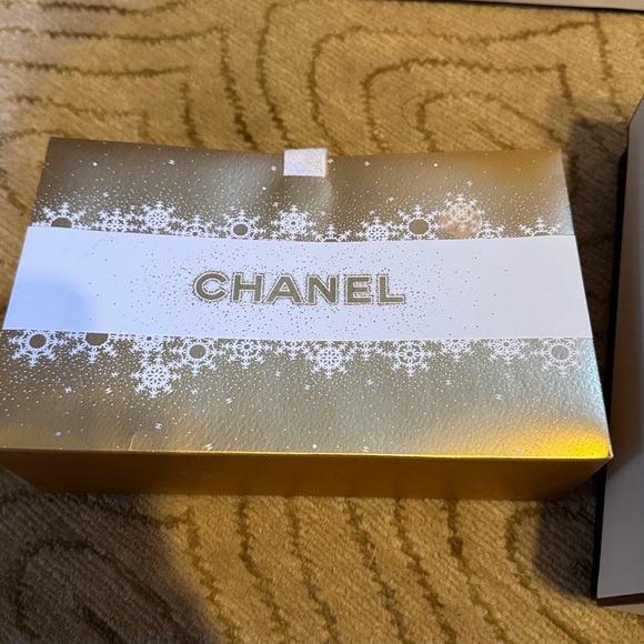 Chanel White Box with Black Accents - Picture 3 of 16
